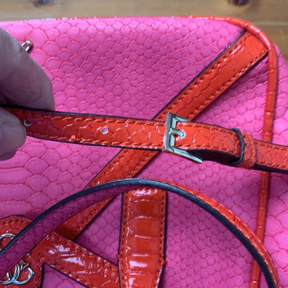 Guess NWOT Hot Pink w Red Faux Alligator Bag, Gold Hardware. - Picture 11 of 11